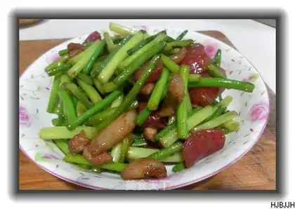 stir-fried garlic sprouts with jujube sausage
