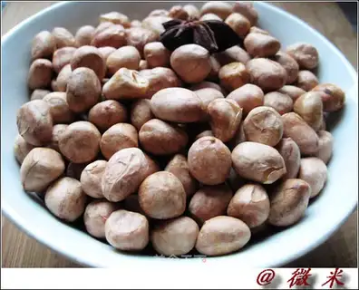 Salt and pepper peanuts