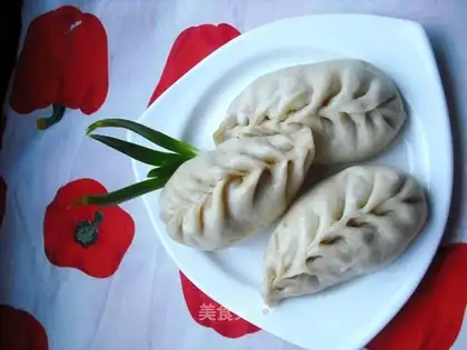 Green radish meat stuffed with wheat ear buns