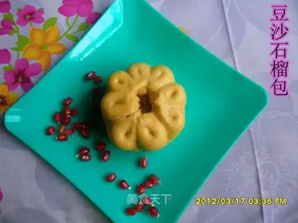 Bean paste and pomegranate bun