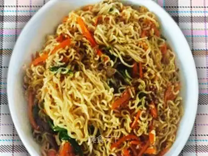 Fried instant noodles with seasonal vegetables