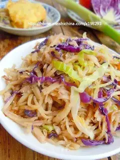 stir-fried shredded pancake with two-color cabbage