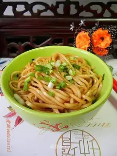 Mixed noodles with onion and sesame oil