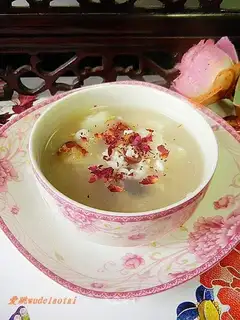 Rice cake soup made with rose wine