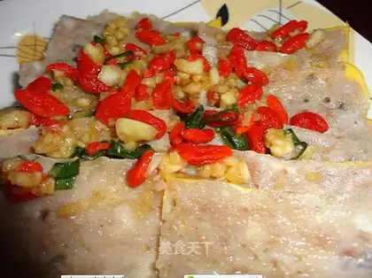Fish cake with wolfberry fruit