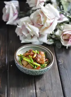 Twisted pork with garlic moss
