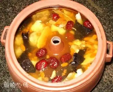 Ganoderma lucidum and red dates chicken soup