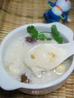 Lily lotus seed lean meat porridge
