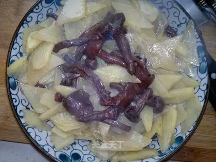 stir-fried red mushrooms with potatoes
