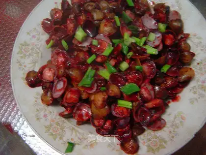 stir-fried clams with red rice straw