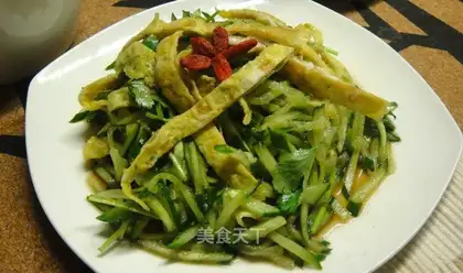 Egg mixed with cucumber