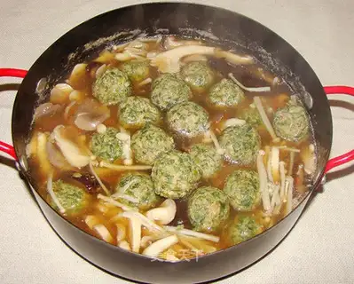 Shepherd's purse meatballs stewed with mushroom soup