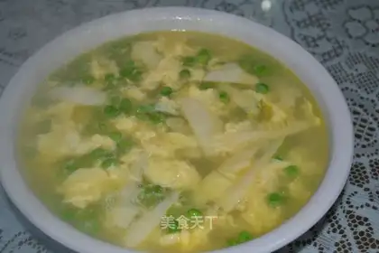 Bamboo shoots, peas and egg soup