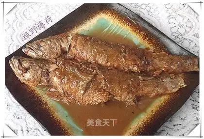 Stewed pork soup and stewed yellow croaker