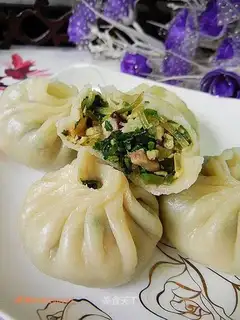 Hot noodles and spinach steamed buns