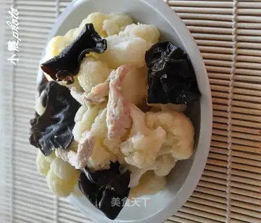Sauteed pork slices with cauliflower