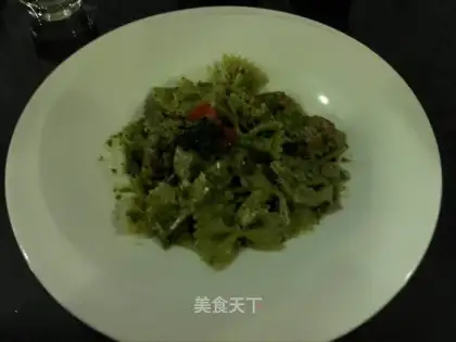 Spaghetti in green sauce