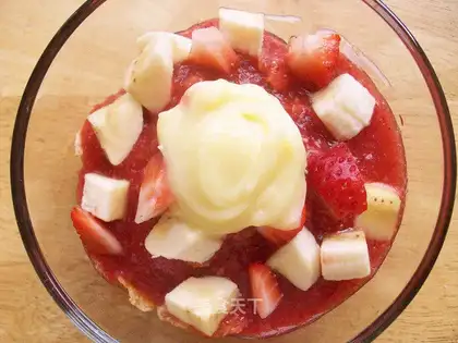 Fruit and cereal breakfast cup