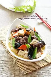 Stewed pig blood with tofu and fungus