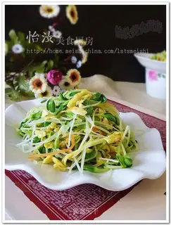 Scrambled eggs with black bean sprouts