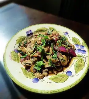 Fried mushroom with chicken slices with black pepper