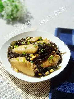 Braised chicken wings with seaweed and soybeans