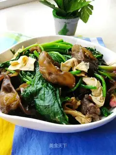 Fungus and fermented bamboo mixed with spinach