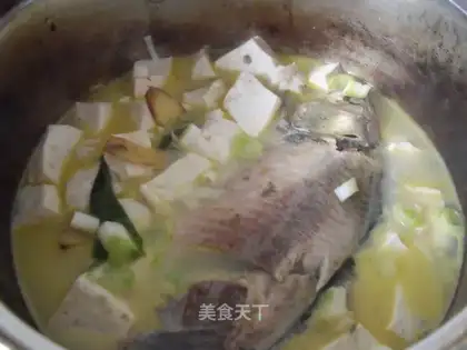 Crucian carp tofu soup