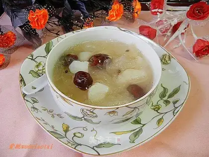 Water chestnut honey dates and white fungus soup
