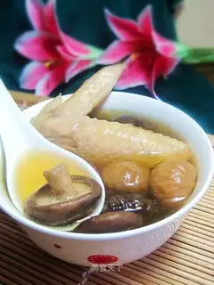 Chicken soup with figs and mushrooms