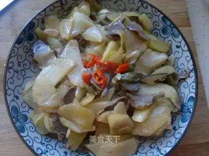 stir-fried chicken gizzards with sour bamboo shoots and spicy food