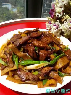 Thousand slices of garlic sprouts twice-cooked pork
