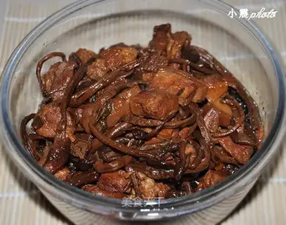 Roasted pork with tea tree mushroom