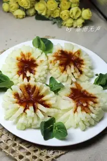 Winter melon and chrysanthemum in tomato sauce