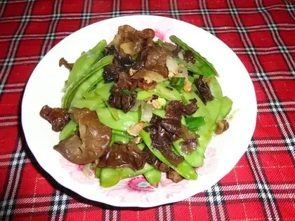 stir-fried peas with black fungus