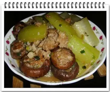Braised meat pie with cucumber and mushroom