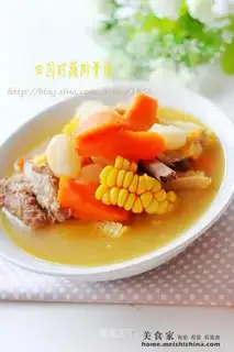 Seasonal vegetables and pork ribs soup