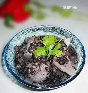 Black sesame and black bean bone soup