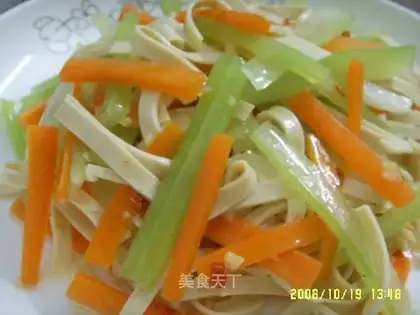 Delicious salad with three shredded shredded silk
