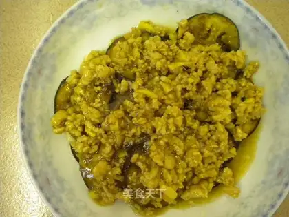 Minced pork and tomato slices