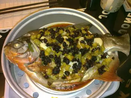 Steaming golden pomfret with chopped pepper