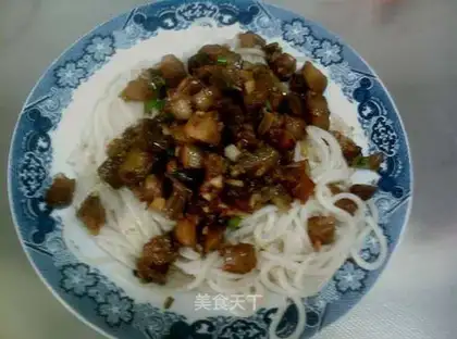Dry stir-fried diced eggplant mixed noodles