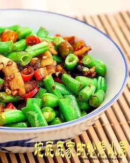 stir-fried green beans with oil residue