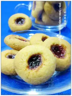 Cream and jam cookies