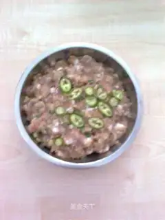 Steamed meat pie with plum vegetables