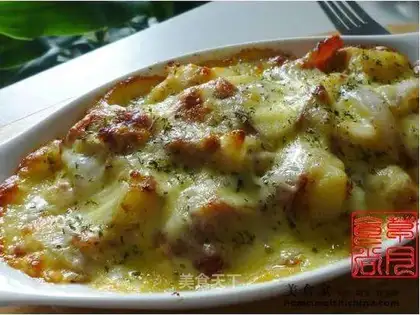 Baked potatoes with cheese and bacon