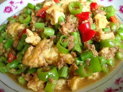 Scrambled eggs with cowpea and minced meat