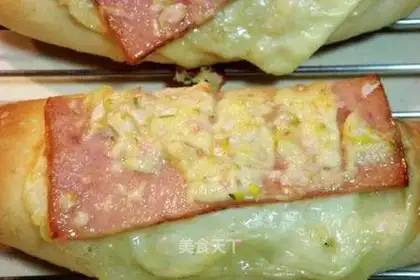 Ham and chopped green onion and cheese bread