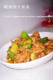 Sliced pork slices in oyster sauce and loofah