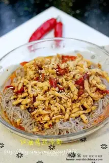 Cold noodles with shredded chicken in red oil